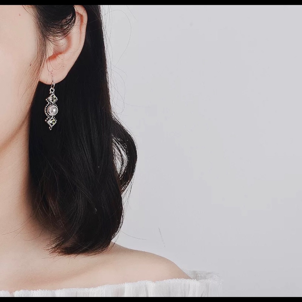 Beautiful Gift Idea - Silver Crystals and Pearl Earrings - Picture 2 of 7